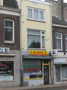 820842 Gezicht op de voorgevel van de Vegetarische winkel Da Tong (Amsterdamsestraatweg 140) te Utrecht.